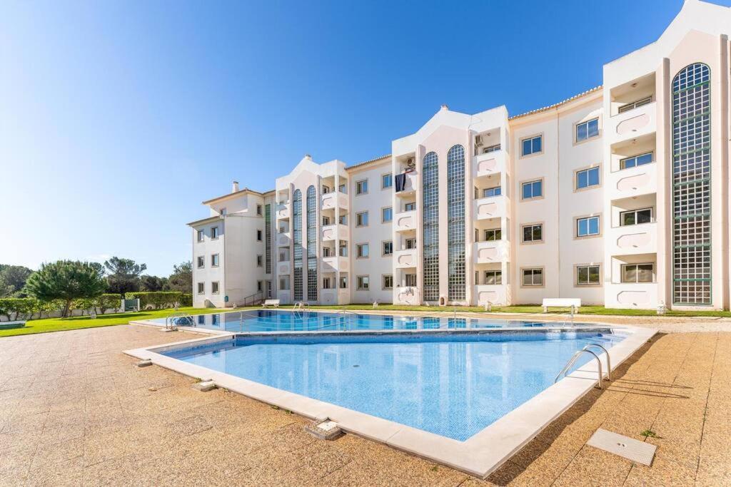 Comfortable + Pool Few Steps From Apartment *