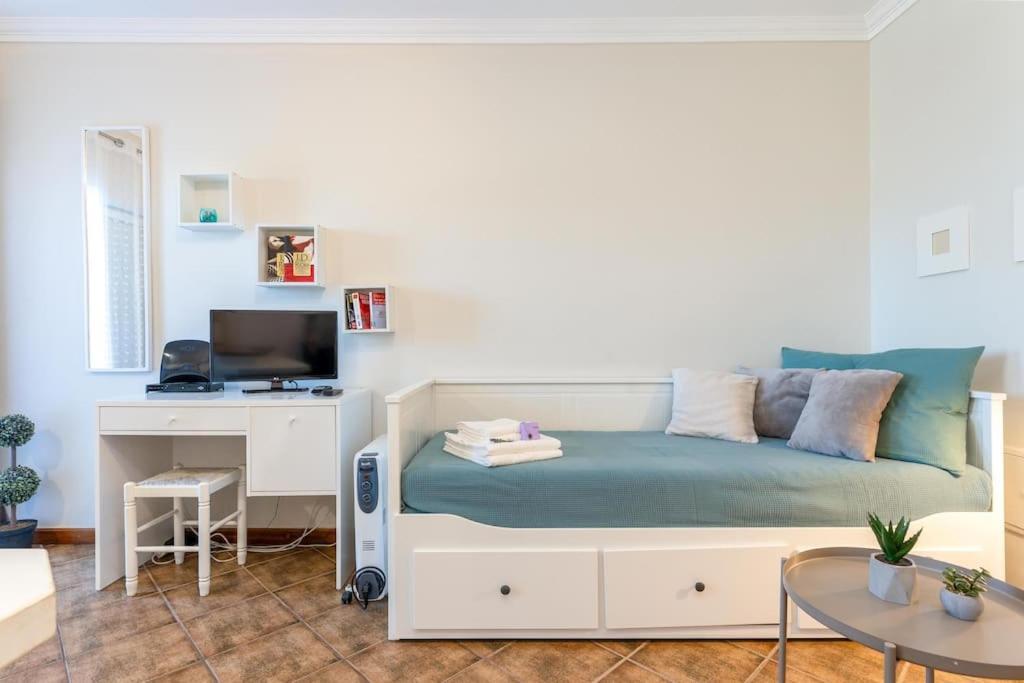 Comfortable + Pool Few Steps From Apartment